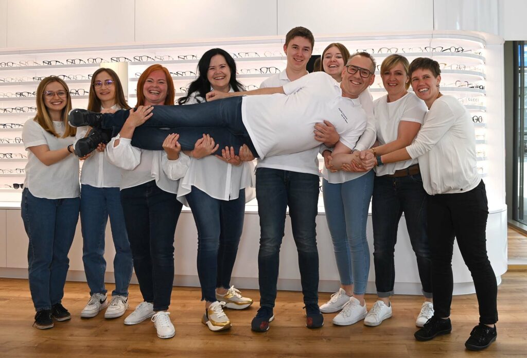 Das gesammte Team hält Peter hoch