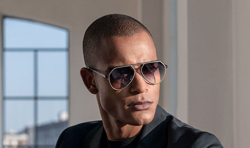 Trends 1 Mann mit kurzen Haaren und Blackfin Sonnenbrille