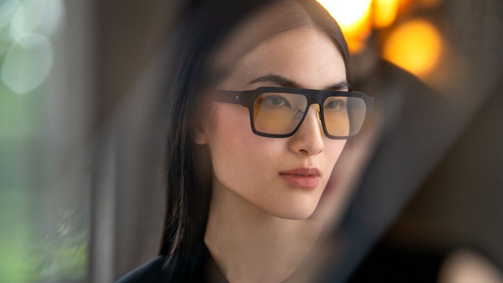 Frau mit großer Brille im Seitenprofil