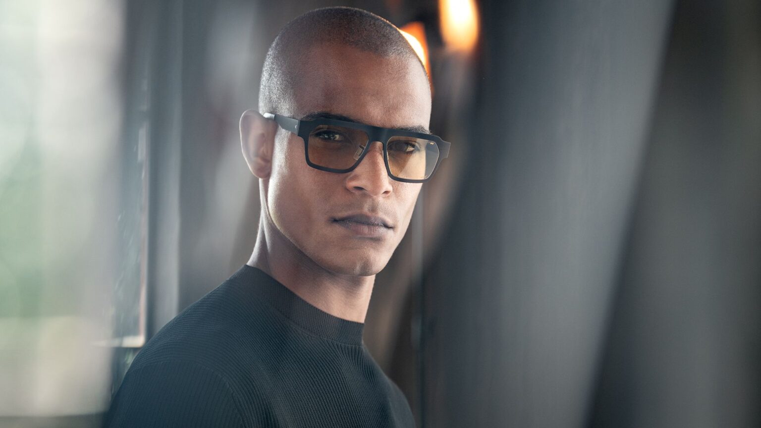 Mann mit Brille und ernstem Blick