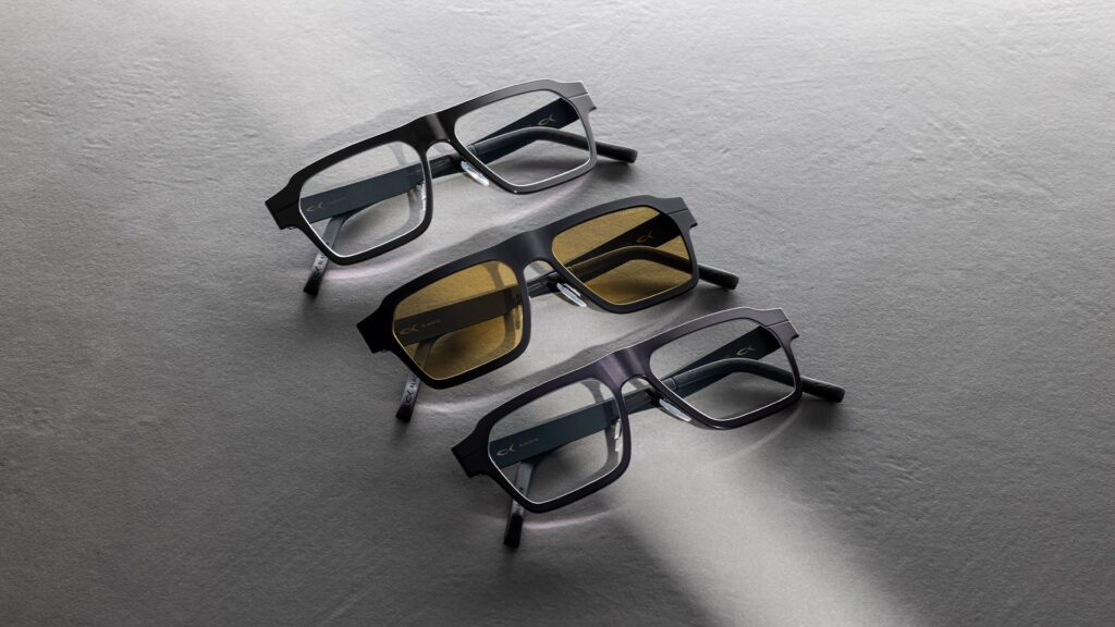 Drei Brillen auf grauer Oberfläche