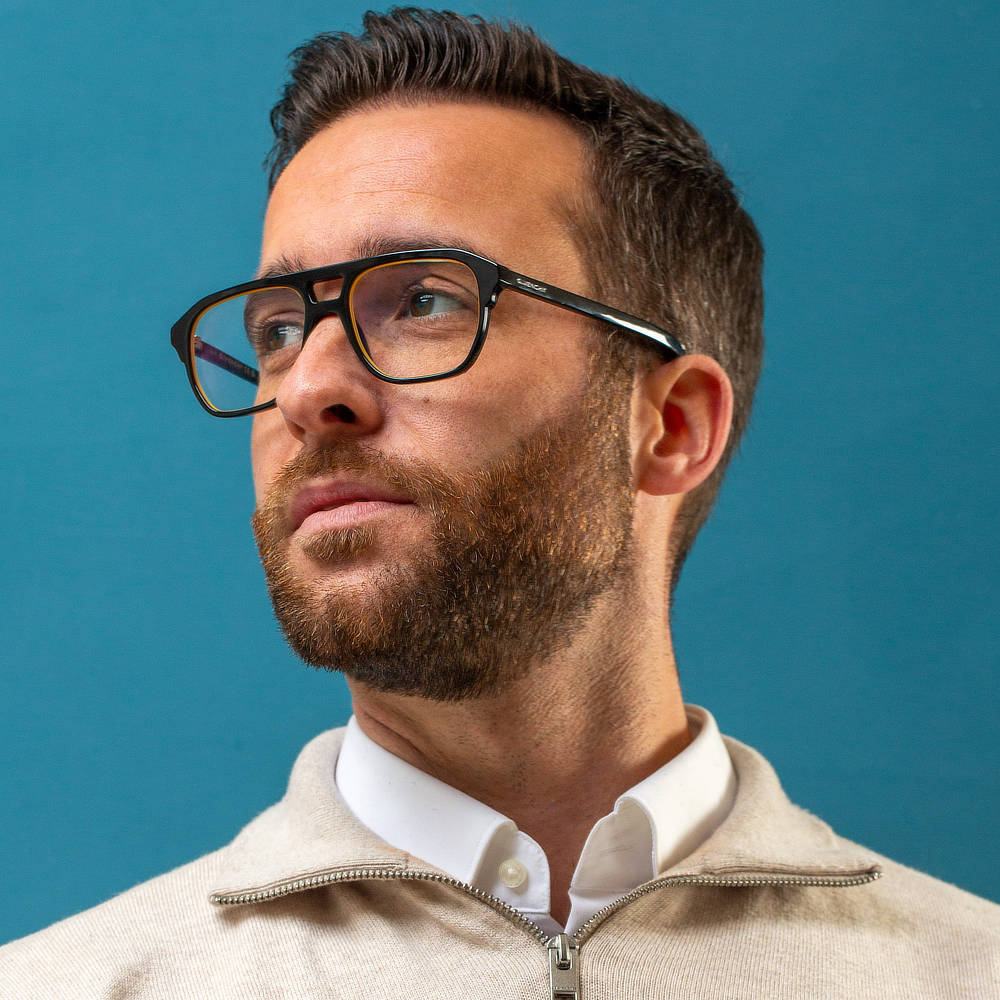 Mann mit Brille und shape line Randbeschichtung